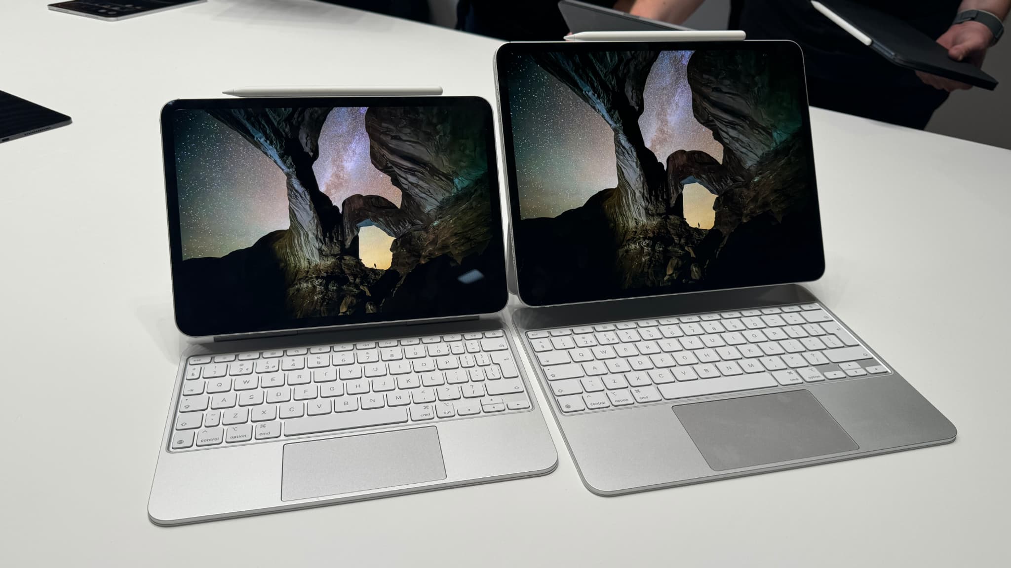 La gamme iPad Pro M4 avec les claviers Magic Keyboard et les Apple Pencil Pro