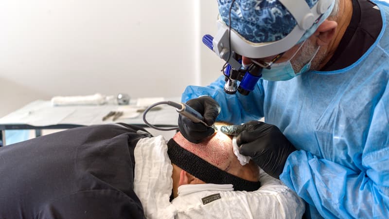 Natural Hair Transplant propose des greffes grâce à cette technologie unique en France.