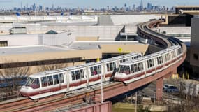 Le AirTrain Newark de l'aéroport Newark Liberty