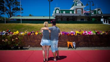 Des personnes se recueillent devant le parc d'attractions australien Dreamworld, le 26 octobre 2016