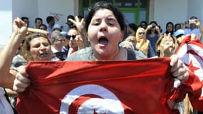 Le fille du député tunisien Mohamed Brahmi, assassiné devant son domicile jeudi, devant l'hôpital où a été transporté son père.
