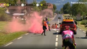 Des manifestants sur la route du Tour de France