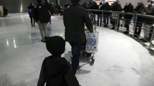 Des réfugiés soudanais arrivent à l'aéroport de Roissy-Charles-de-Gaulle, le 18 décembre 2017, près de Paris Des réfugiés soudanais arrivent à l'aéroport de Roissy-Charles-de-Gaulle, le 18 décembre 2017, près de Paris