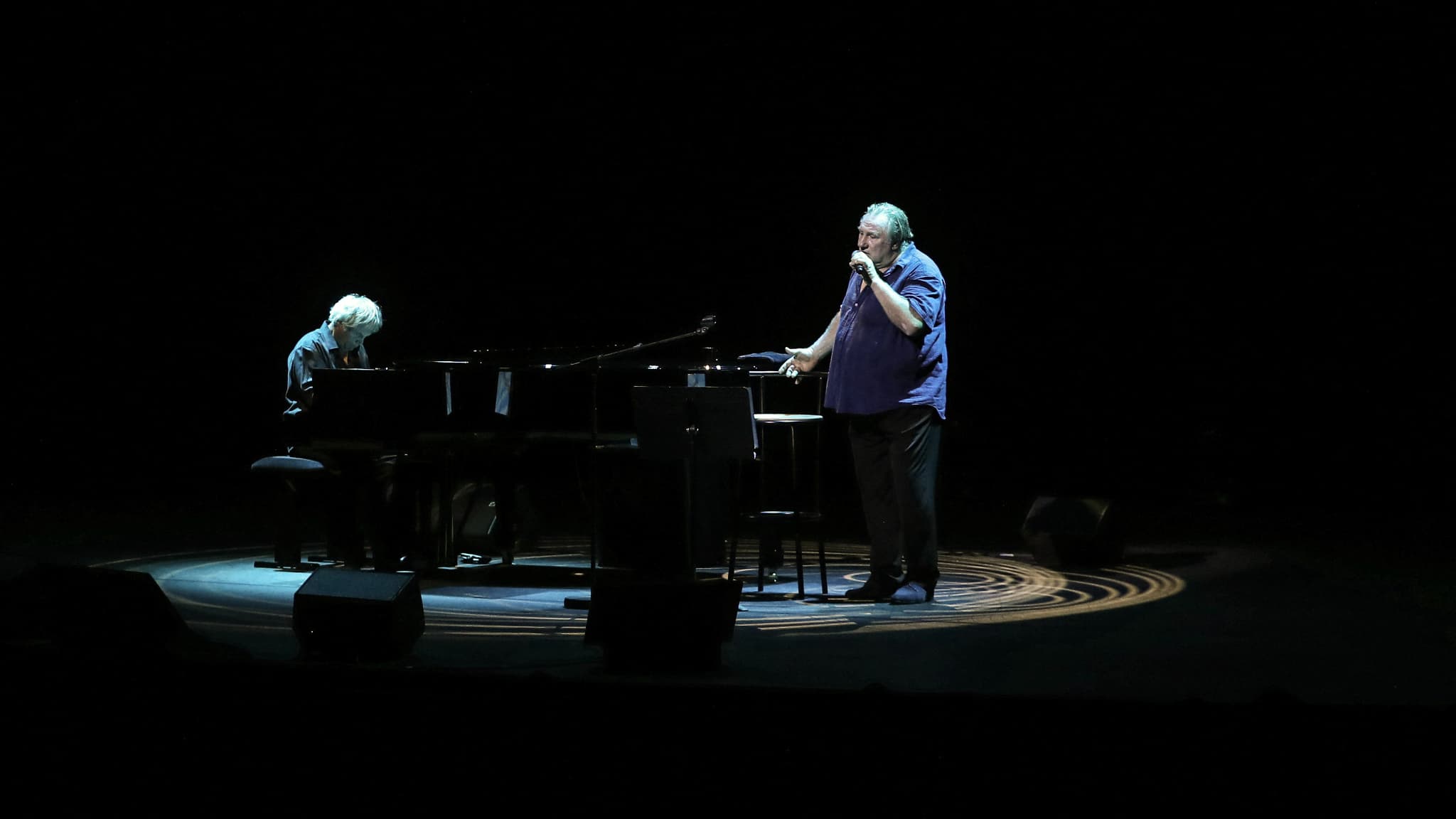 Depardieu, in vol concert, past de tekst van “Göttingen” aan om “Mariupol’s kinderen” op te roepen