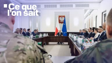 Le Premier ministre polonais Donald Tusk présidant une réunion d'urgence à Varsovie après que des drones russes ont violé l'espace aérien polonais le 10 septembre 2025. 