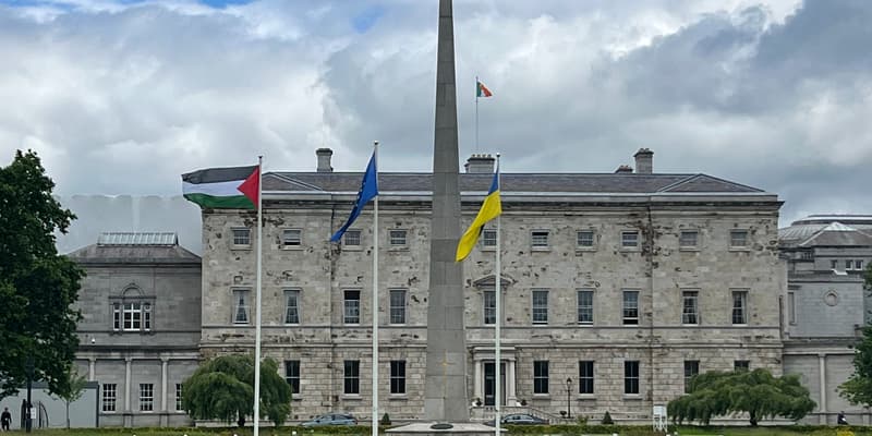 Un drapeau palestinien flotte aux côtés des drapeaux européen et ukrainien devant la Leinster House à Dublin le 28 mai 2024 pour marquer la reconnaissance par l'Irlande d'un État palestinien.