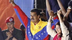 La commission électorale vénézuelienne a officiellement proclamé lundi la victoire de Nicolas Maduro à l'élection présidentielle de dimanche contre Henrique Capriles, malgré les appels de l'opposition à un nouveau décompte. /Photo prise le 14 avril/REUTER
