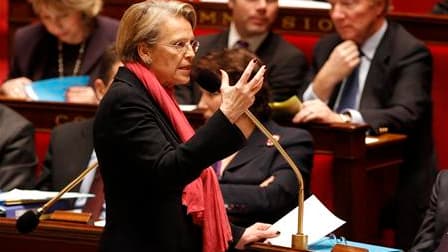 Michèle Alliot-Marie s'exprime à l'Assemblée nationale, mardi. La ministre des Affaires étrangères s'est rendue en Tunisie pour les vacances de Noël à bord d'un avion privé appartenant à Aziz Miled, dont la proximité avec le président déchu Zine ben Ali p