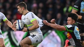 Thomas Ramos accroché par le maillot par Marcus Smith lors de Harlequins-Toulouse, le 17 décembre 2023