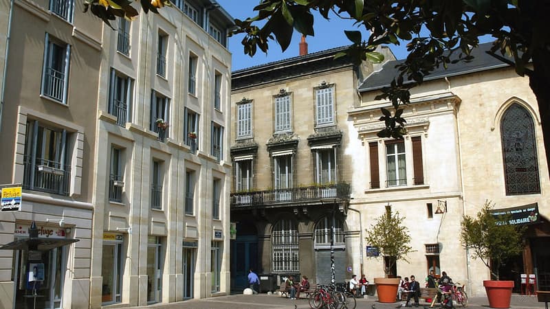 Un ensemble d'immeubles anciens rénovés sur la place Camille Julian à Bordeaux.