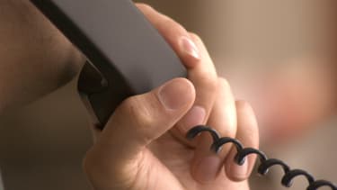 Une personne en pleine conversation téléphonique (Photo d'illustration).