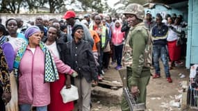 Un officier de police kényan contrôle les accès à un bureau de vote à Nairobi lors de l'élection présidentielle, le 8 août 2017.