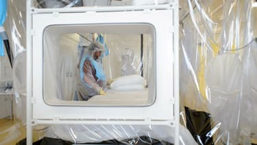 La patiente contaminée devrait être transféré au Royal Free Hospital à Londres, dans une de ces unités d'isolement.