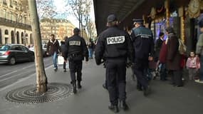 Une patrouille de police devant les grands magasins à Paris, avant Noël.