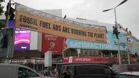 Action de Greenpeace pendant le festival de publicité Cannes Lions, le 26 juin 2022.