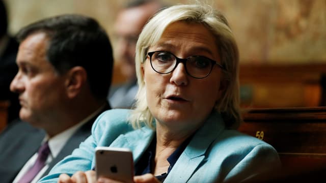 La présidente du Front national Marine Le Pen, lors des questions au gouvernement le 17 octobre 2017, à l'Assemblée à Paris.