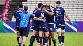 Les Bordelais s'enlacent en fin de match, contre le Racing 92