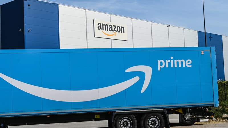 Selon The Telegraph, le gouvernement britannique envisagerait de confier à un "expert de la logistique" l'acheminement des tests Covid et les réactifs