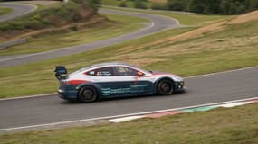 La Tesla EGT lors d'un tour d'essai sur le circuit de Pau-Arnos, le 27 avril dernier