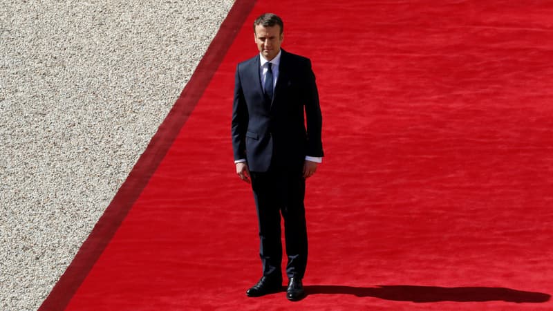 Emmanuel Macron sur le tapis rouge de l'Elysée le 14 mai 2017 pour la passation de pouvoir.