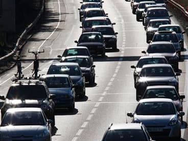 En ce premier week-end de départs en vacances d'été en France, 365 km de bouchons ont été enregistrés à la mi-journée par le Centre national d'information routière (Cnir). Bison Futé a classé cette journée rouge dans le sens des départs en région parisien