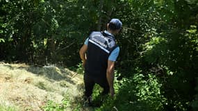 Un gendarme dans la commune du Vernet, le 10 juillet 2023, lors de la recherche d'Émile.