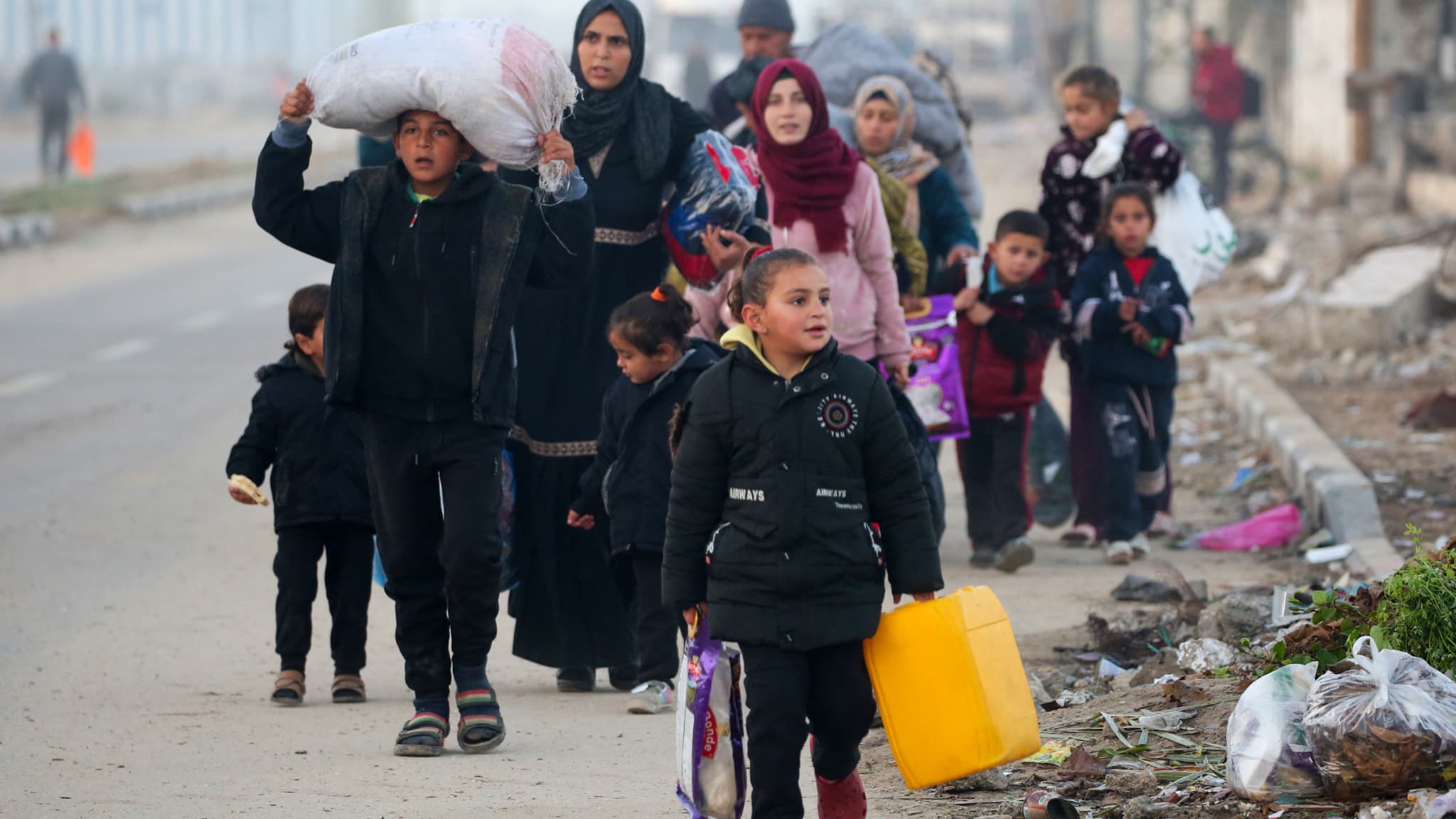 Des personnes marchent en portant leurs affaires sur la route de Salah al-Din à Nuseirat le 27 janvier 2025. 