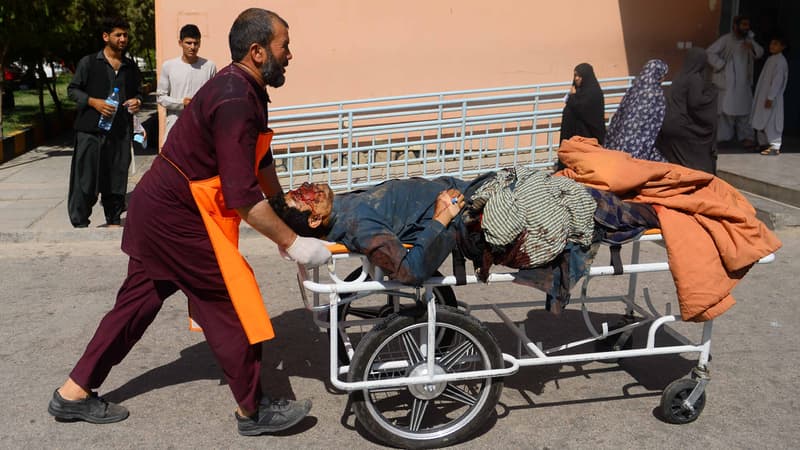 Un homme sur un brancard, blessé après l'explosion d'un bus sur une mine en Afghanistan, le 31 juillet 2019