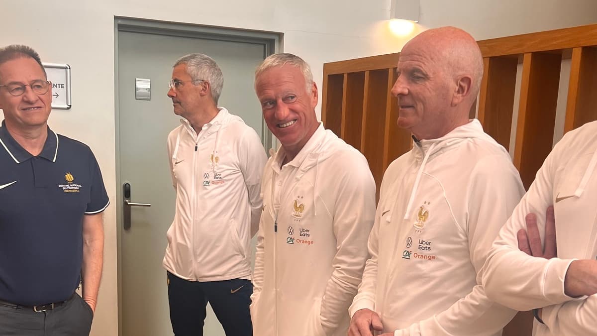 Le médecin de l'équipe de France, Franck Le Gall, à la droite de Didier Deschamps