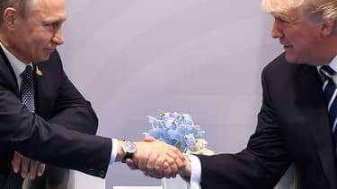 Le président russe Vladimir Poutine et le président des Etats-Unis Donald Trump, le 7 juillet 2017 à Hambourg en Allemagne, en marge du G20.
