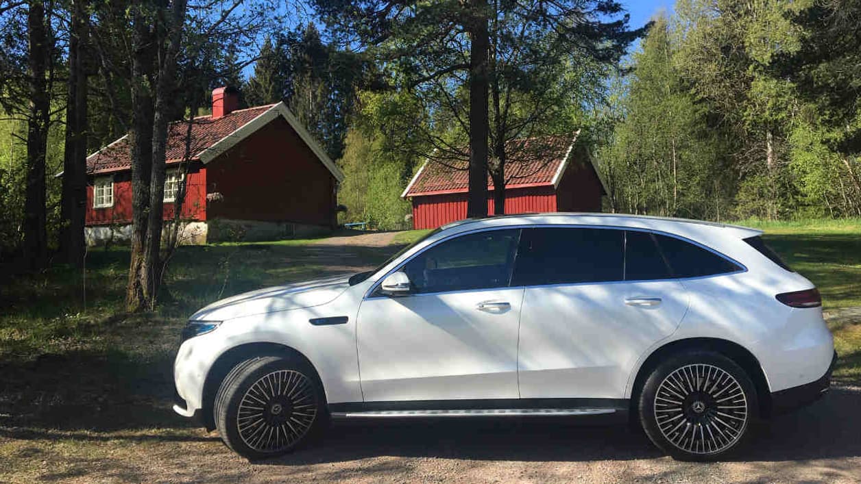 Comme ses deux rivaux aux format XXL, les Audi e-tron et Jaguar i-Pace, l’EQC offre un look plus aérodynamique, une garde au sol abaissée, une grille de calandre modifiée pour mieux canaliser les flux d’air. 