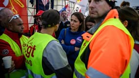 La secrétaire générale de la CGT Sophie Binet (c) et des salariés de Vencorex en grève, le 7 novembre 2024 à Pont-de-Claix, en Isère