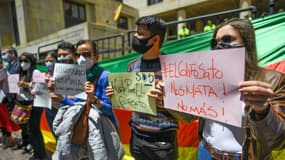 Des manifestants protestent contre l'utilisation du glyphosate comme herbicide dans les pulvérisations aériennes contre les cultures illicites de coca, devant le bâtiment de la Cour suprême à Bogota (Colombie), le 20 avril 2021. (Photo d'illustration)