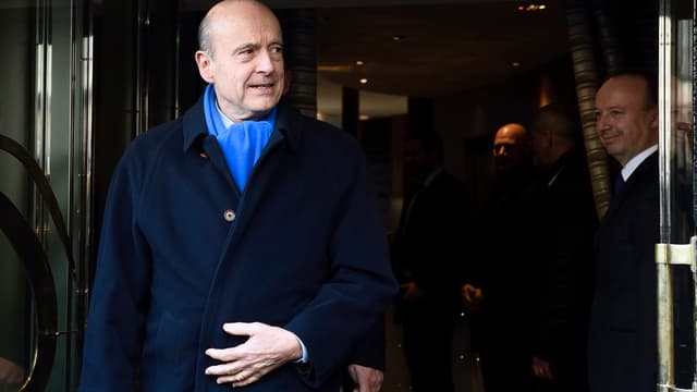 Alain Juppé à la sortie du restaurant le 20 janvier dernier, lors du précédent déjeuner avec les anciens Premiers ministres.