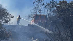 Un pompier mobilisé sur les lieux de l'incendie qui s'est déclaré au nord de Mandelieu-la-Napoule, le 22 juillet 2024.