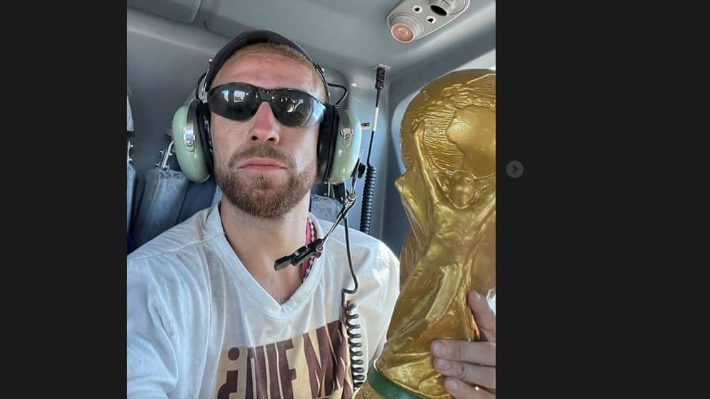 Alejandro 'Papu' Gomez dans un hélico avec le trophée de la Coupe du monde
