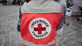 Un bénévole de la Croix-Rouge