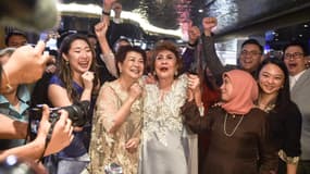 Janet Yeoh (au centre en robe blanche) célèbre la victoire de sa fille