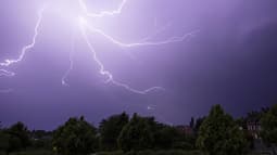 De violents orages se sont abattus sur une grande partie de la France, dont Paris et sa petite couronne, dans la nuit de vendredi à samedi, le 14 juin 2025 à Bruay-la-Buissiere.