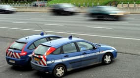 Une patrouille de gendarmerie sur l'autoroute.  