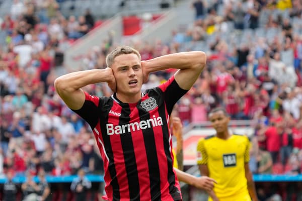 Florian Wirtz célèbre un but avec Leverkusen