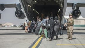 Des Afghans montent à bord d'un Boeing C-17 de l'US Air Force, le 23 août 2021 à l'aéroport de Kaboul