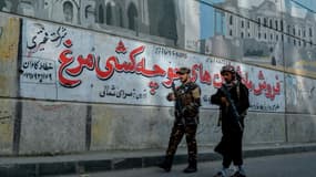 Des talibans armés patrouillent dans une rue de Kaboul, le 26 septembre 2021 en Afghanistan