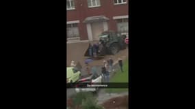 Inondations dans le Pas-de-Calais: des habitants transportés sur la pelle d'un tracteur