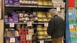 Un homme dans un supermarché au rayon des promotions.