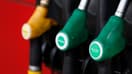 Des pistolets à carburant dans une station-service (illustration)