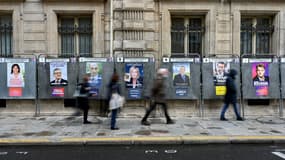 Des personnes passent devant les affiches de campagne des candidats à la présidence française, trois jours avant le premier tour de l'élection présidentielle française, à Paris, le 7 avril 2022.