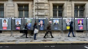 Des personnes passent devant les affiches de campagne des candidats à la présidence française, trois jours avant le premier tour de l'élection présidentielle française, à Paris, le 7 avril 2022.