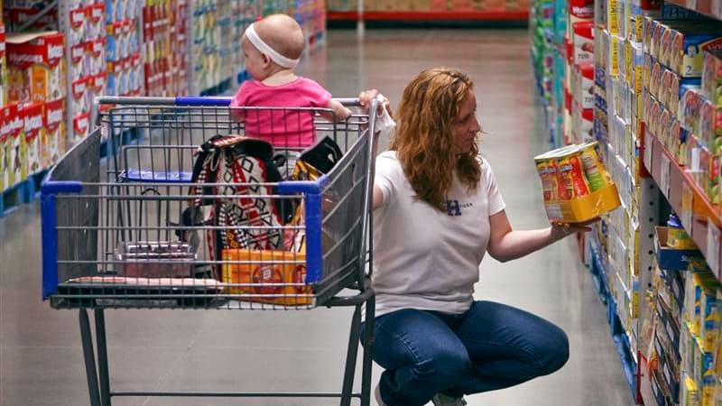 La consommation des ménages français en biens a accusé une baisse de 0,2% en volume en février, un nouveau recul qui intervient après sa chute de 0,9% en janvier. /Photo d'archives/REUTERS/Sarah Conard