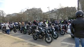 Des motards près des Champs-Élysées lors de leur journée de mobilisation samedi 20 février 2021